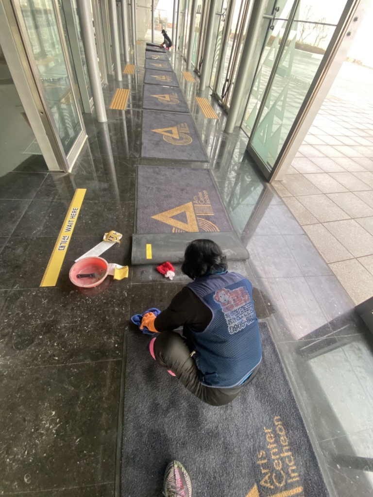 수원 시흥 안산 안양 분당 바닥 스티커제거 작업방법은?
